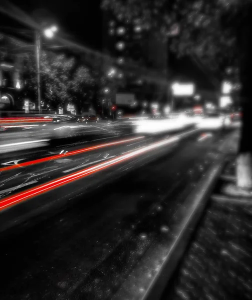 Tiro vertical de uma estrada iluminada à noite em Erevan, Armênia — Fotografia de Stock