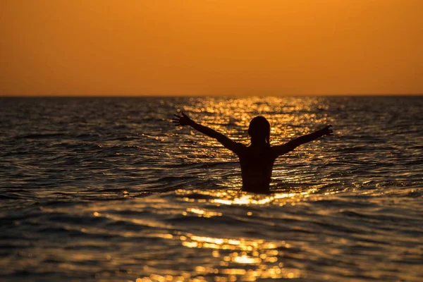 Une Belle Nage Féminine Dans Océan Lors Coucher Soleil Couper — Photo