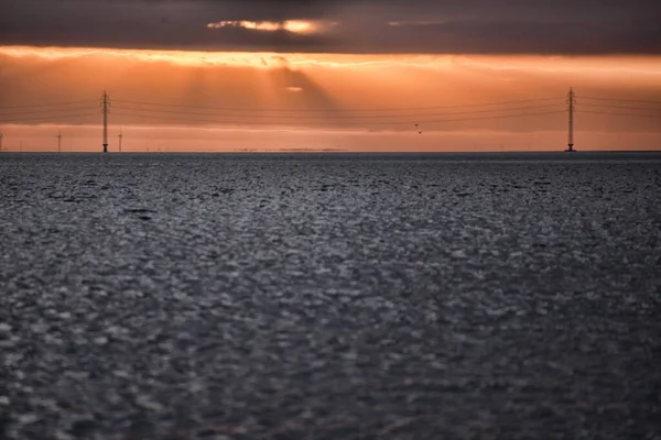 아름다운 석양 이 해변을 산책하기에 안성맞춤인 저녁 경치를 만든다 — 스톡 사진