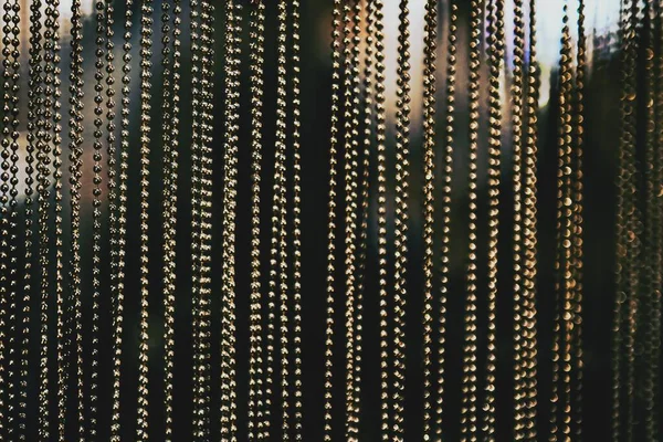 Dekoracyjne złote struny kurtyny z rozmytym tle - idealne na chłodną tapetę — Zdjęcie stockowe
