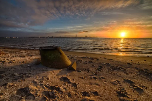 Krásný západ slunce na pláži vytváří perfektní scenérie pro večerní procházky na pobřeží — Stock fotografie