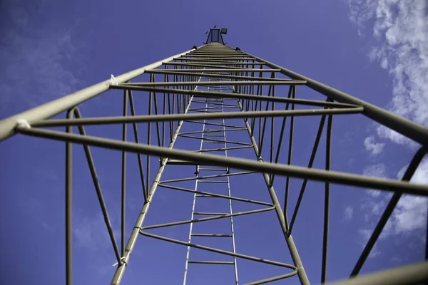 Alacsony szögű lövés egy állványzat torony alatt a felhős ég — Stock Fotó