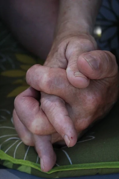 Ένα Κάθετο Πλάνο Ενός Ανθρώπου Σταυρωμένα Χέρια — Φωτογραφία Αρχείου