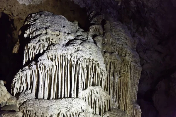 Όμορφη βολή της δημιουργίας καλαμάκι σόδα σε μια σπηλιά - ιδανικό για ένα άρθρο σχετικά με την αρχαιολογία — Φωτογραφία Αρχείου