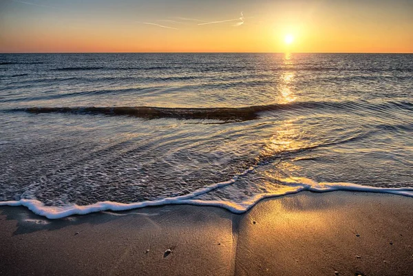 Piękny zachód słońca na plaży tworząc idealną atmosferę na wieczorny spacer — Zdjęcie stockowe