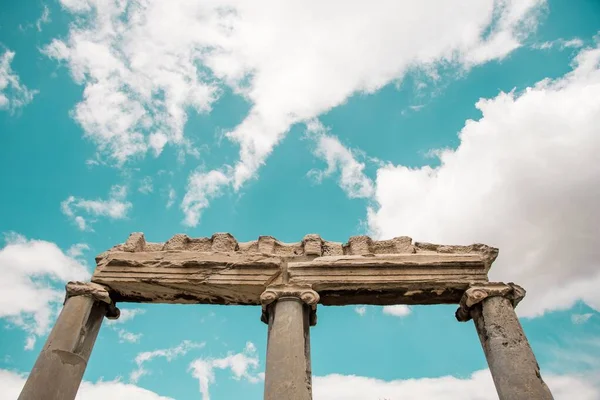 Flachbild der Säulen des Akropolis-Pantheons in Athen, Griechenland unter dem Himmel — Stockfoto