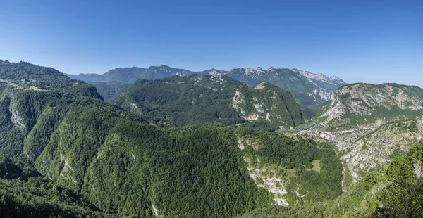 Hög Vinkel Skott Natur Gröna Bergen Med Himlen Bakgrunden — Stockfoto