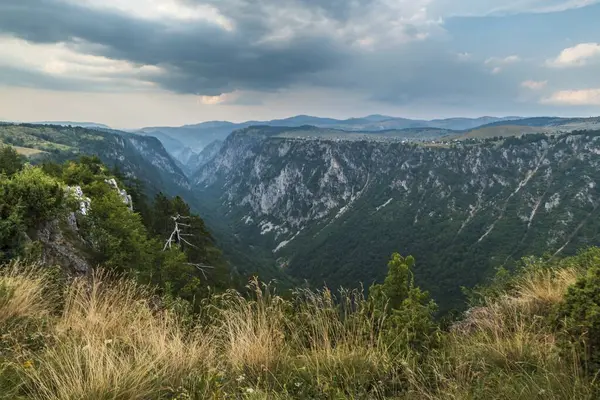 Belo Tiro Desfiladeiro Nas Montanhas Céu Nublado Fundo — Fotografia de Stock