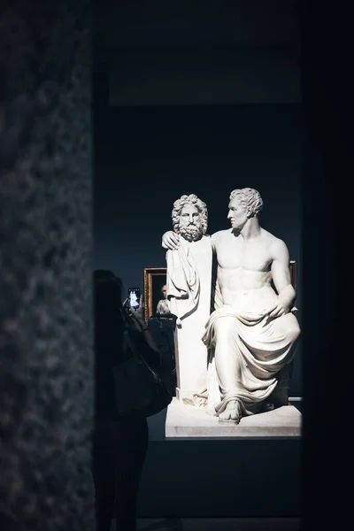Pionowe ujęcie pięknej białej marmurowej posągu historycznego na czarnym tle — Zdjęcie stockowe