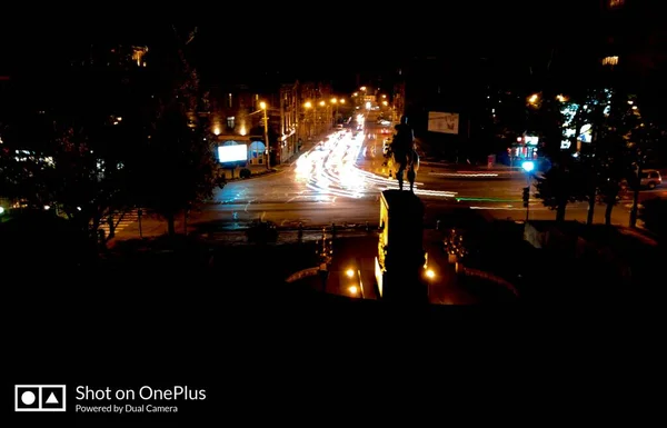叶里温灯火通明的巴格达大街附近一座纪念碑的高角镜头 — 图库照片