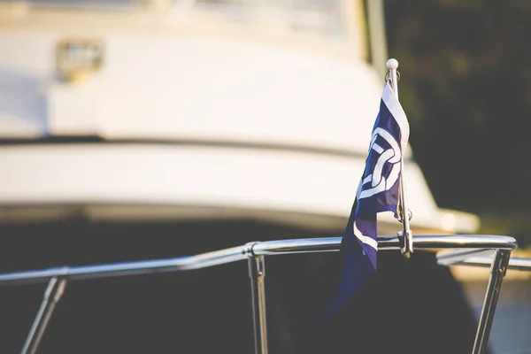 Primer plano de una bandera colgando de un barco con un fondo borroso — Foto de Stock