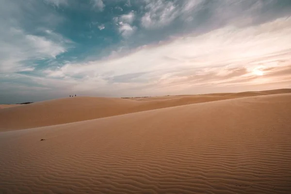 Μια Όμορφη Θέα Των Αμμουδερών Λόφων Κάτω Από Τον Συννεφιασμένο — Φωτογραφία Αρχείου