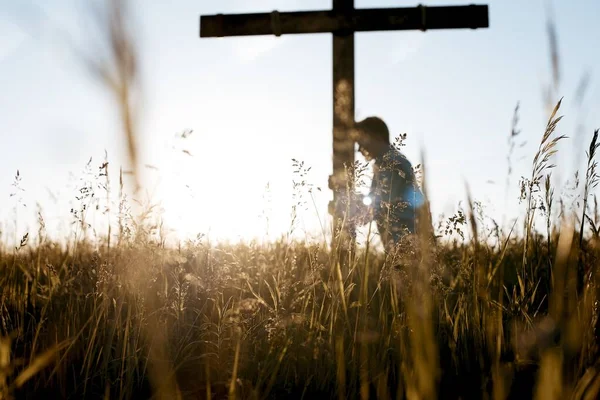 Selektywne Ujęcie Ostrości Trawiastego Pola Głową Mężczyzny Drewnianym Krzyżu Tle — Zdjęcie stockowe