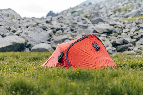 Primer Plano Una Tienda Senderismo Roja Las Montañas Perfecto Para — Foto de Stock