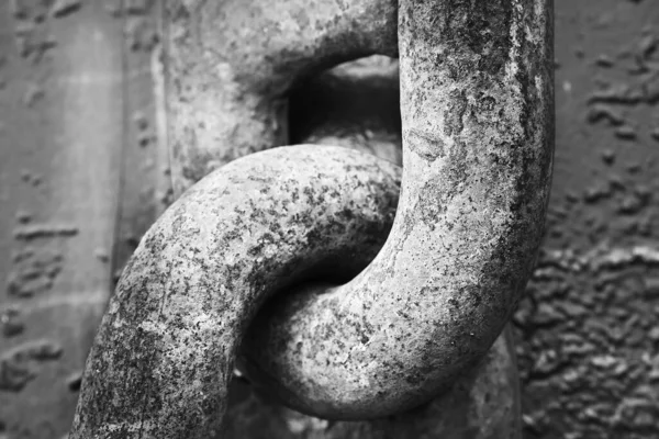 Grayscale close-up tiro de velhos tubos de pedra enferrujados na frente de uma parede — Fotografia de Stock