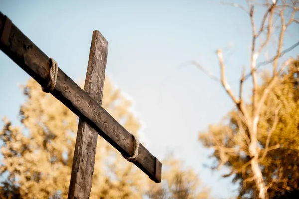 Low angle shot of a hand made wooden cross with a blurred background — Stock Photo, Image