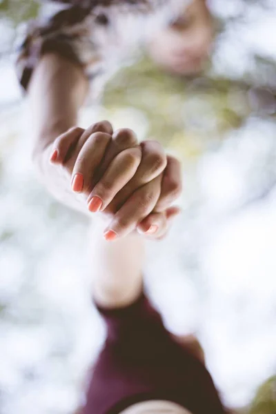 Low Angle Vertical Shot Females Holding Hands Blurred Background — Stock Photo, Image