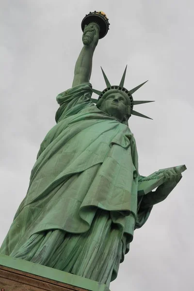 Vertikální nízkoúhlý snímek sochy svobody v New Yorku — Stock fotografie
