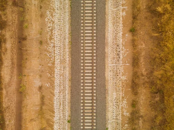 Een Hoge Hoek Opname Van Spoorweg Het Midden Van Woestijn — Stockfoto