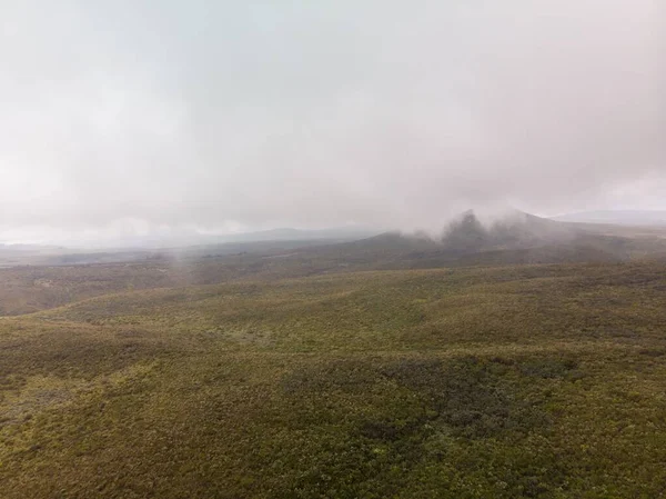 Alto angolo di ripresa del bellissimo Monte Kenya nebbioso sui campi verdi — Foto Stock
