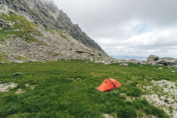 Close Uma Tenda Caminhada Vermelha Nas Montanhas Perfeito Para Artigo — Fotografia de Stock