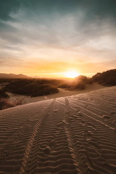 Foto vertical de hermosas colinas de arena con la puesta de sol en el fondo en el norte de Brasil — Foto de Stock