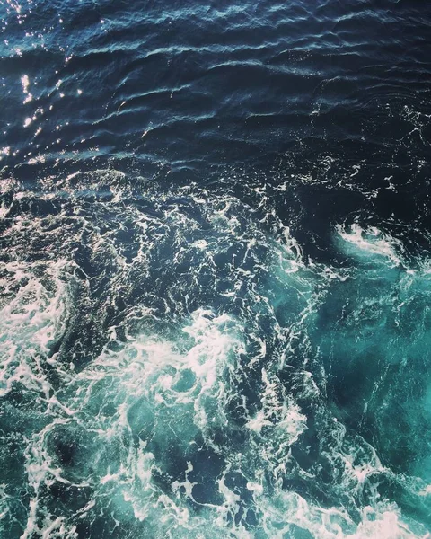 Vertical high angle shot of the azure water of the ocean - perfect for a vertical wallpaper — Stock Photo, Image