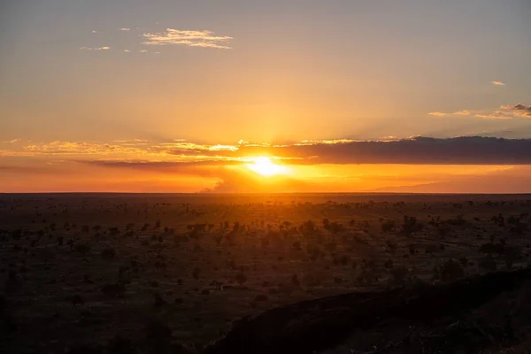 Impresionante Puesta Sol Colorido Cielo Sobre Desierto Tsavo Oeste Kenia — Foto de Stock