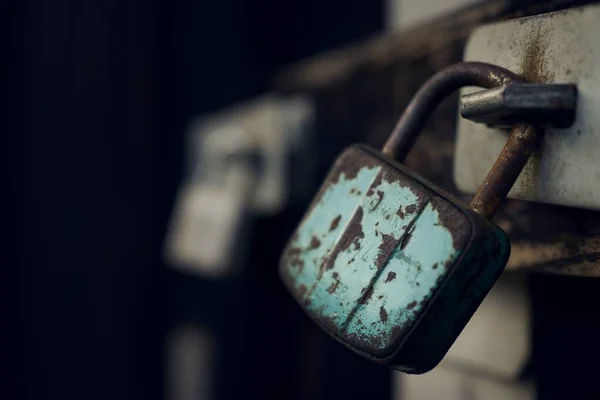 Close-up shot van een oud roestslot van een poort op wazige achtergrond — Stockfoto