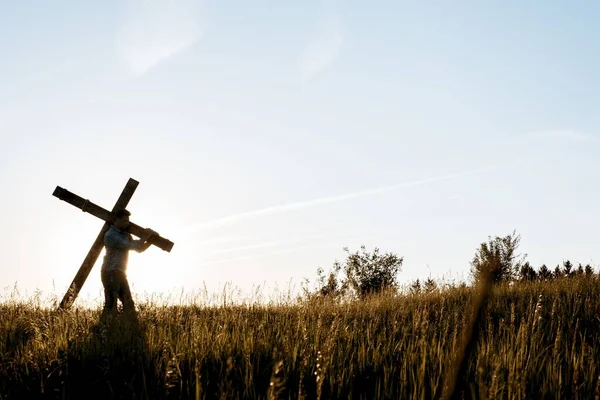 Maschio Che Porta Una Mano Fatto Una Croce Legno Campo — Foto Stock