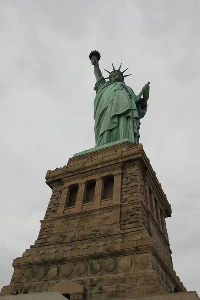 Vertikální nízkoúhlý snímek Sochy svobody v New Yorku — Stock fotografie