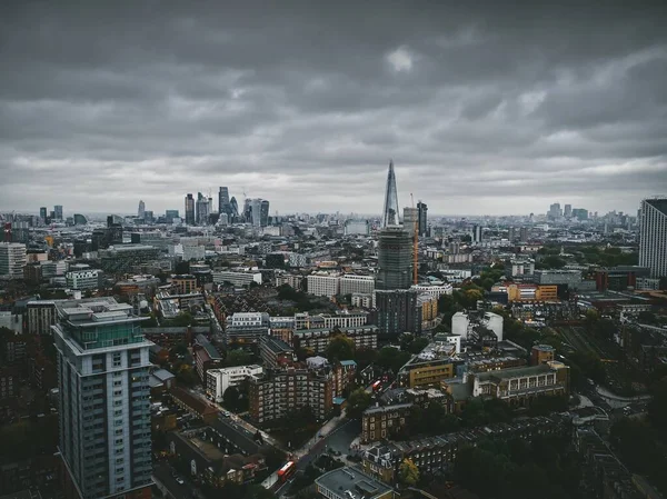 Tipikus táj a borús London a gyönyörű építészet és az esős időjárás — Stock Fotó