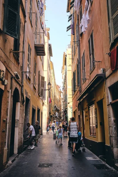 Fotografía vertical del callejón y edificios capturados en Niza, Costa Azul, Francia — Foto de Stock