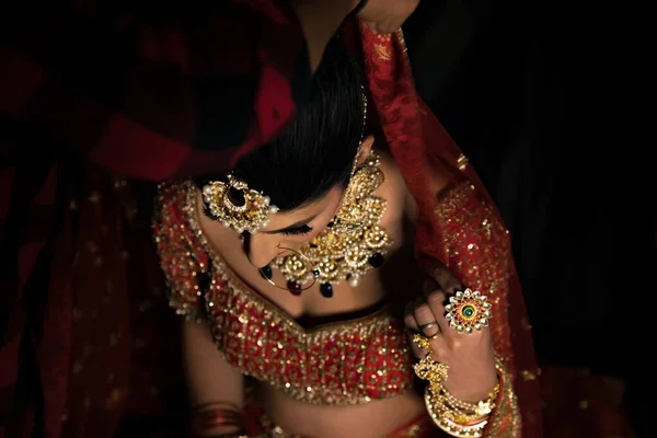 ニューデリー インド 7月08 2019 暗い背景に伝統的な服の黒髪の控えめな女性の高角度ショット — ストック写真