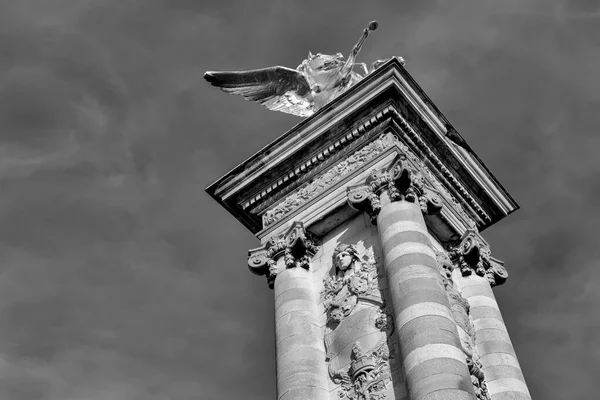 Grayscale tiro de baixo ângulo de uma coluna histórica com belas esculturas — Fotografia de Stock