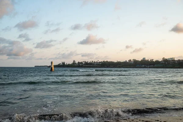 Kenya Mombasa Yakalanan Bulutlu Gökyüzünün Altındaki Dalgalı Denizin Güzel Bir — Stok fotoğraf