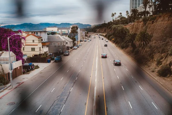 High angle shot of a highway near the beach of Santa Monica next to the beach houses — Stok fotoğraf