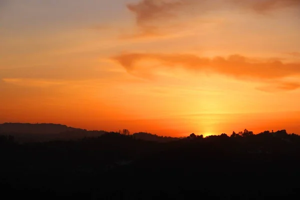 Bela paisagem de altas montanhas com o fundo do pôr do sol — Fotografia de Stock