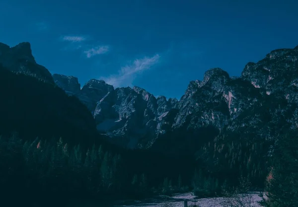 Beautiful Scenery High Rocky Mountains Surrounded Green Trees — Stock Photo, Image