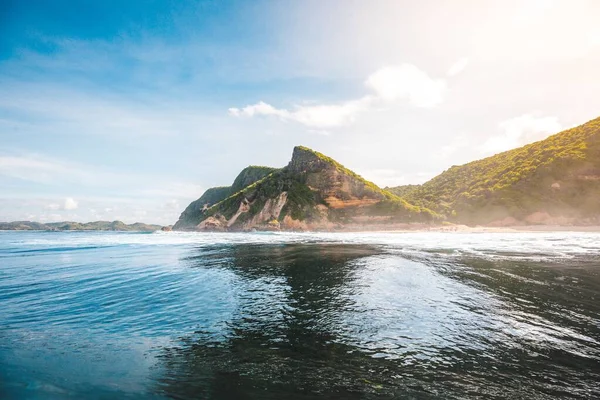 Magnifica vista sulle scogliere verdi e sulla riva catturata a Lombok, Indonesia — Foto Stock