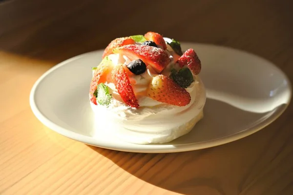 クリームとイチゴとおいしいデザートの高角度ショット-食品袋に最適です — ストック写真