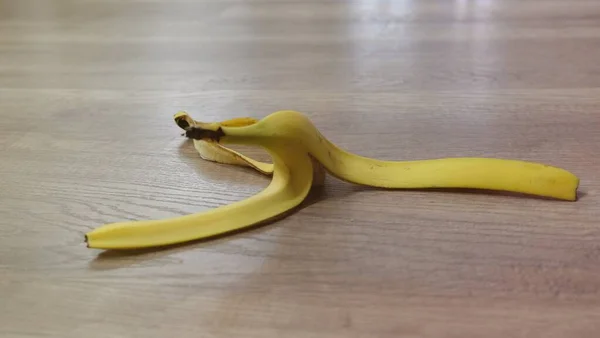 Tiro de close-up de uma casca de banana no chão - um conceito de piada prática — Fotografia de Stock