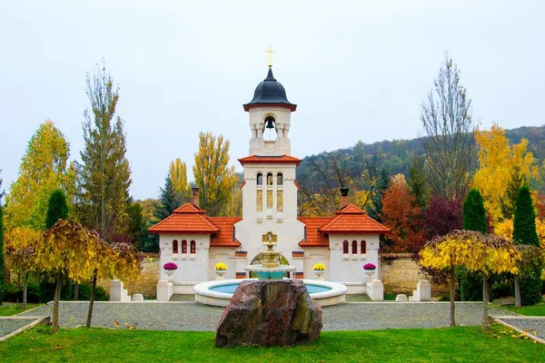 Низький кут знімок центральної вежі знаменитого монастиря Курчі в Молдові. — стокове фото