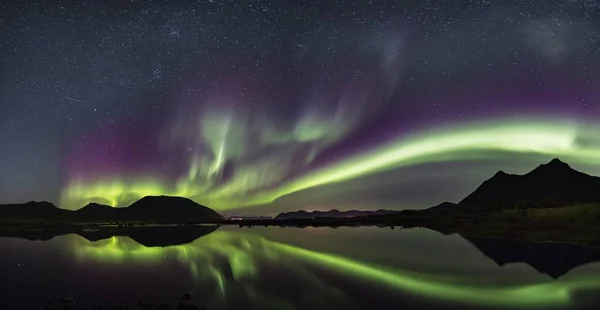 Impresionante Golpe Viento Colores Que Refleja Mar Lofoten Noruega —  Fotos de Stock