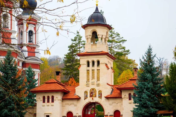 Снимок с низкого угла центральной башни знаменитого монастыря Курчи в Молдове — стоковое фото