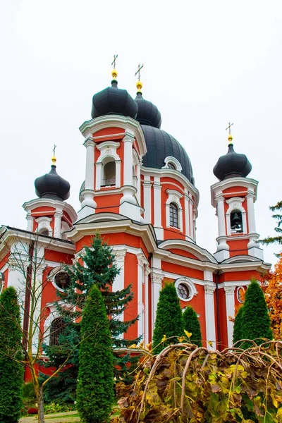 Вертикальный низкоугольный снимок знаменитого монастыря Курчи в Молдове — стоковое фото