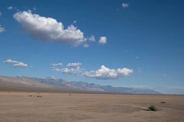 Hermoso desierto bajo las nubes en el cielo azul de California —  Fotos de Stock
