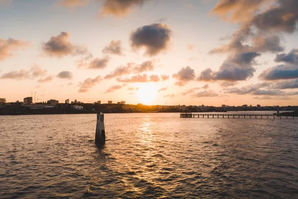 Uma Bela Vista Pôr Sol Céu Nublado Sobre Mar Mombaça — Fotografia de Stock
