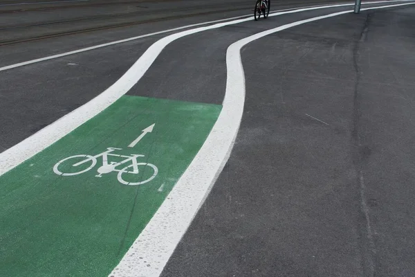 Hoge hoek opname van een straatnaambord voor fietsen in het midden van de weg — Stockfoto