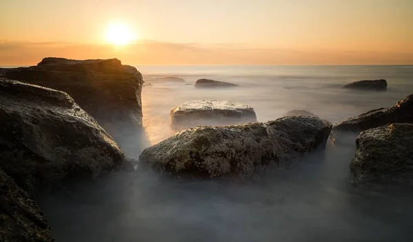 Een Adembenemend Schot Van Enorme Stenen Oceaan Met Het Schuimige — Stockfoto